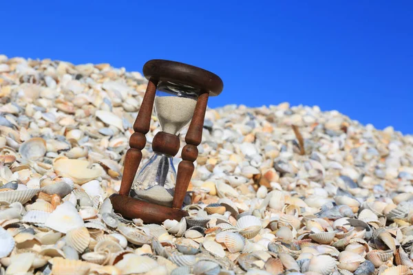 Old Hourgrlass Seashells Sunny Day — Stock Photo, Image