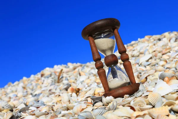青い空の下の貝殻の抽象的な砂時計 — ストック写真