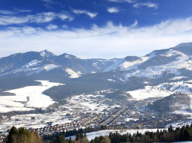 Slovakya 'daki Tatras Dağı' ndaki Vinter Kayak Merkezi 'nden Zuberec kasabasının manzarası