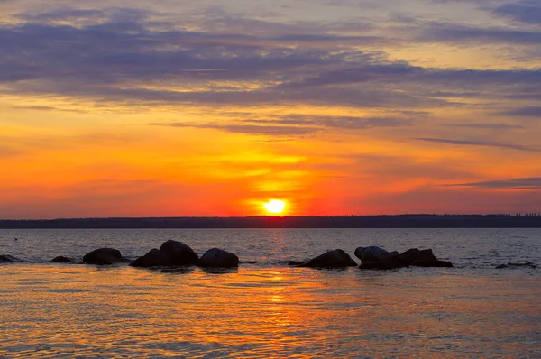 Gölde Güzel Bir Gün Batımı Manzarası Göl Kıyısındaki Suda Taşlar — Stok fotoğraf