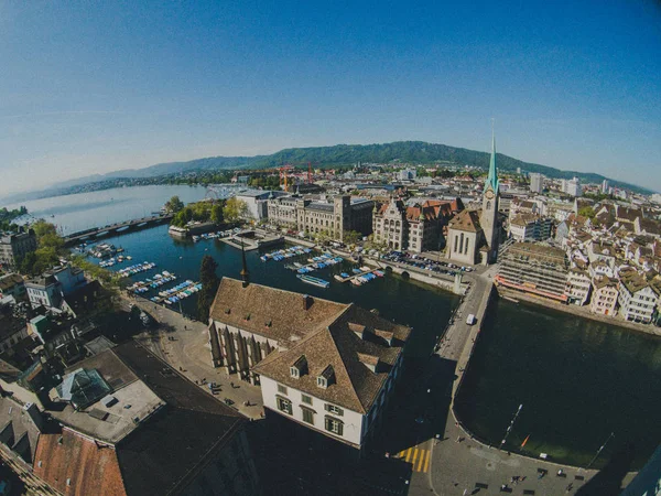 Vue panoramique sur la vieille ville de Zurich . — Photo