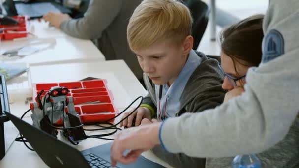 Kinder lernen bei skolkovo, wie man einen Roboter programmiert — Stockvideo