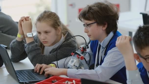 As crianças aprendem a programar um robô no Skolkovo — Vídeo de Stock