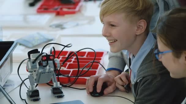 Barn lär sig hur man programmerar en robot på Skolkovo — Stockvideo