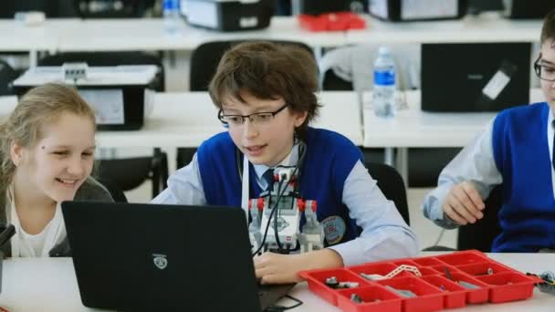 Gyermekek megtanulják, hogyan kell programozni egy robot: Skolkovo — Stock videók
