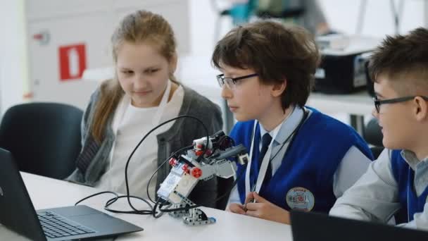 Děti se učí jak naprogramovat robota na Skolkovo — Stock video