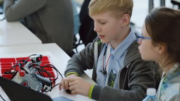 Barn lär sig hur man programmerar en robot på Skolkovo — Stockvideo