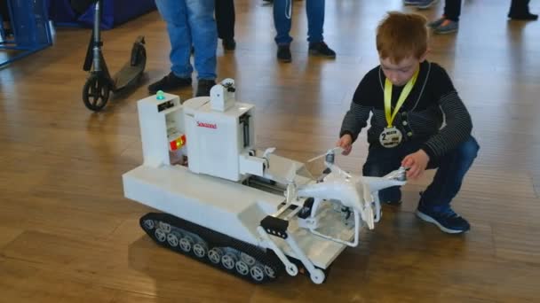 Boy rencontre des innovations en robotique — Video