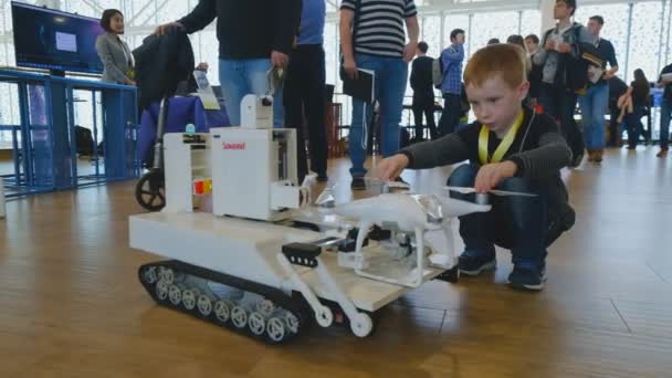 Jongen ontmoet robotica innovaties — Stockvideo