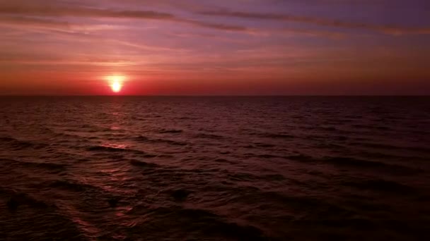 Pôr do sol bonito no lado do mar com pedras — Vídeo de Stock