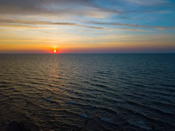 Beau coucher de soleil au bord de la mer avec pierres — Photo