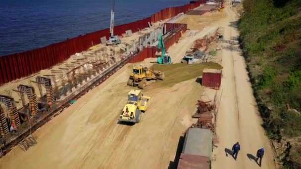 Baltık Denizi kıyı şeridi güçlendirilmesi sahil üzerinde Ekskavatör inşaat — Stok video
