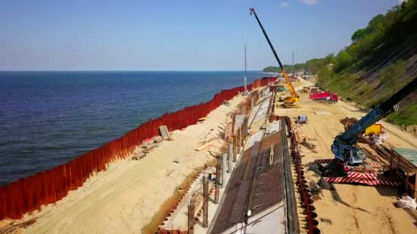 Koparka prace nad brzegiem morza, wzmocnienia wybrzeża Bałtyckiego — Wideo stockowe
