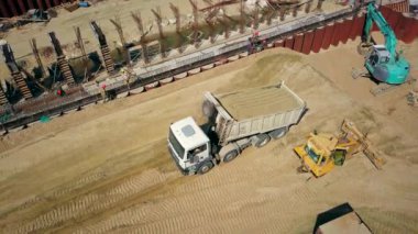 Baltık Denizi kıyı şeridi güçlendirilmesi sahil üzerinde Ekskavatör inşaat