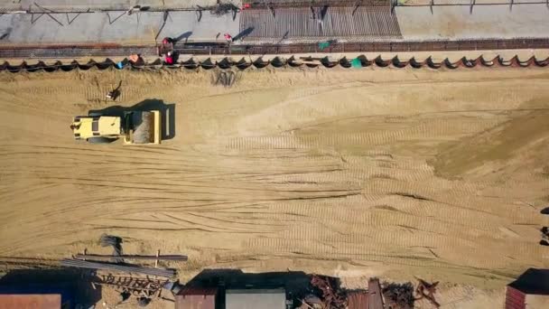 Trabajos de excavación en la orilla del mar, reforzando la costa del Mar Báltico — Vídeos de Stock