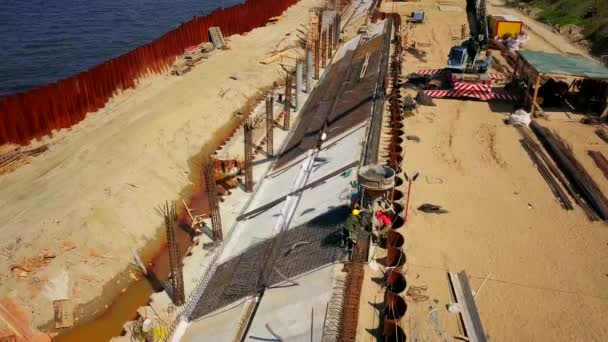 Escavadeira trabalha na costa, fortalecendo a costa do Mar Báltico — Vídeo de Stock