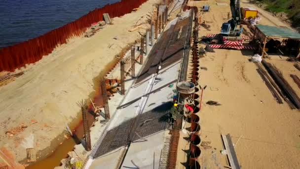 Trabajos de excavación en la orilla del mar, reforzando la costa del Mar Báltico — Vídeos de Stock