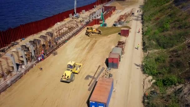 Lavori di scavo sulla riva del mare, rafforzando la costa del Mar Baltico — Video Stock