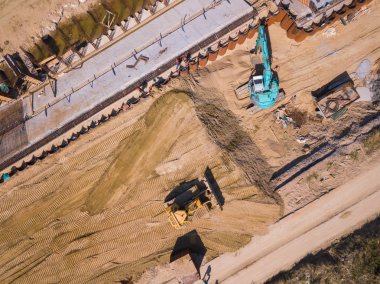 Baltık Denizi kıyı şeridi güçlendirilmesi sahil üzerinde Ekskavatör inşaat