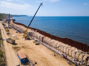 Baltık Denizi kıyı şeridi güçlendirilmesi sahil üzerinde Ekskavatör inşaat