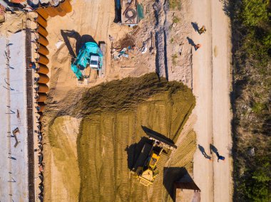 Baltık Denizi kıyı şeridi güçlendirilmesi sahil üzerinde Ekskavatör inşaat