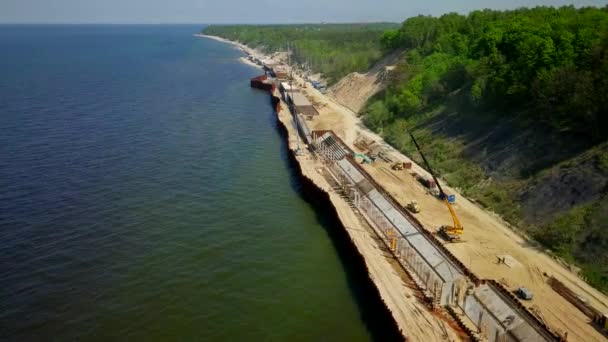 Excavator works on the seashore, strengthening the Baltic Sea coastline — Stock Video