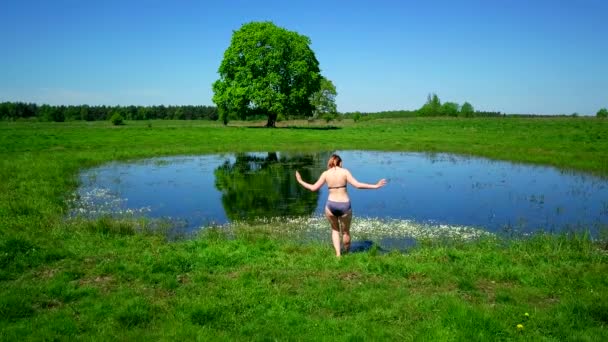 Молода біла жінка збирається купатися — стокове відео