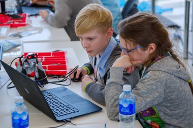 Çocuk Skolkovo adlı bir robot program nasıl öğrenin