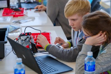 Çocuk Skolkovo adlı bir robot program nasıl öğrenin