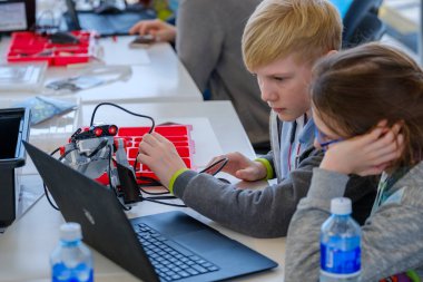 Çocuk Skolkovo adlı bir robot program nasıl öğrenin