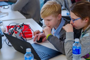 Çocuk Skolkovo adlı bir robot program nasıl öğrenin