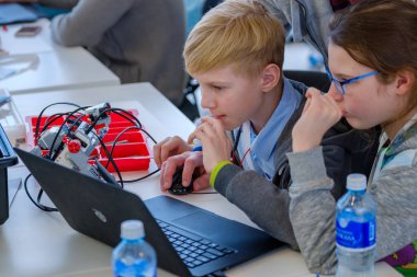Çocuk Skolkovo adlı bir robot program nasıl öğrenin