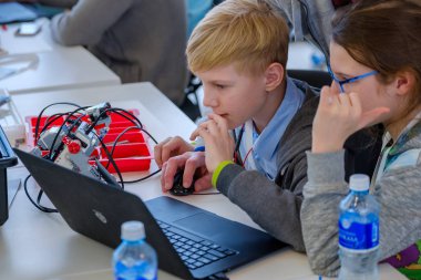 Çocuk Skolkovo adlı bir robot program nasıl öğrenin