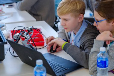Çocuk Skolkovo adlı bir robot program nasıl öğrenin