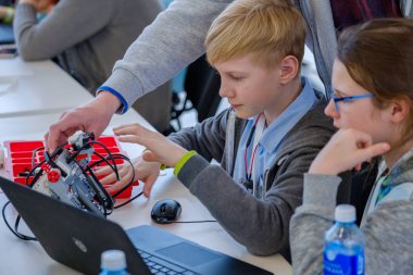 Çocuk Skolkovo adlı bir robot program nasıl öğrenin
