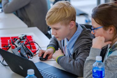 Çocuk Skolkovo adlı bir robot program nasıl öğrenin