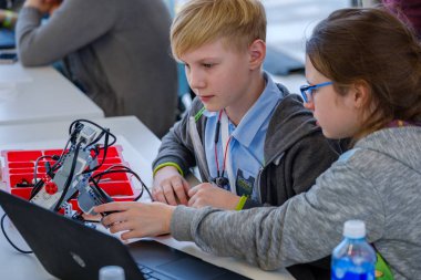 Çocuk Skolkovo adlı bir robot program nasıl öğrenin