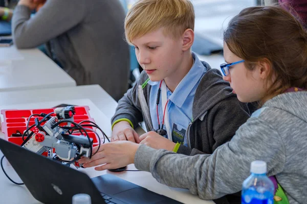 Çocuk Skolkovo adlı bir robot program nasıl öğrenin