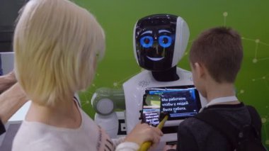 İnteraktif Robot Skolkovo robotik Forum ziyaretçi karşılamak