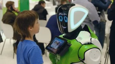 İnteraktif Robot Skolkovo robotik Forum ziyaretçi karşılamak