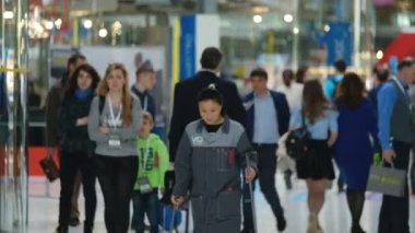 Ziyaret edenler konferansın tatilinde biraz dinlen ve koridorda iletişim
