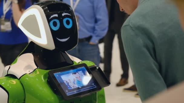 Robô interativo encontra visitantes no Skolkovo Robotics Forum — Vídeo de Stock