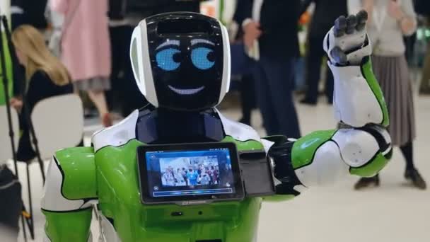 Robô interativo encontra visitantes no Skolkovo Robotics Forum — Vídeo de Stock