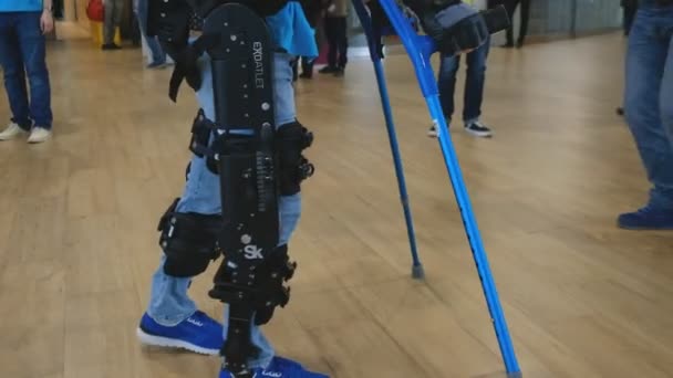 Demonstração de exoesqueleto motorizado para pessoas com deficiência — Vídeo de Stock
