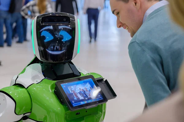 対話型ロボット Skolkovo ロボット フォーラムで訪問者に会う — ストック写真