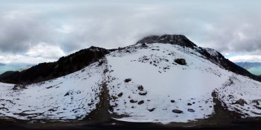Kış İsviçre Alpleri'nde kar yağışı
