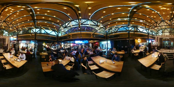 Ludzie odwiedzają food court Central Market — Zdjęcie stockowe