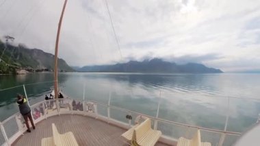 Chillon Castle Cenevre Gölü boyunca turistik gemi yelken