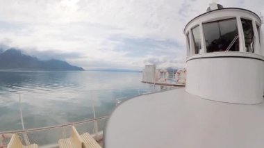 Chillon Castle Cenevre Gölü boyunca turistik gemi yelken