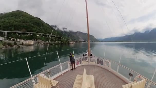 Navire touristique navigue le long du lac Léman jusqu'au château de Chillon — Video